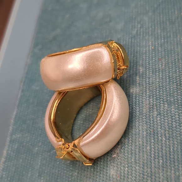 Vintage 60s Faux Pearl & Gold Tone Hoop Hinged Earrings Mid Century Estate - Picture 3 of 7